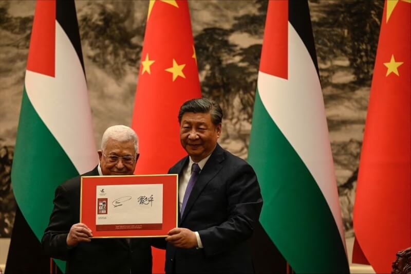 圖為中國國家主席習近平（右）6月14日與巴勒斯坦總統阿巴斯（左）在人民大會堂出席簽字儀式。（路透社）