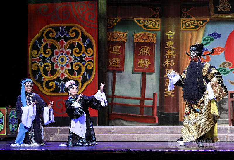 明華園戲劇總團文學跨界劇場「散戲」彩排記者會19日下午在台北國家戲劇院舉行，當家台柱孫翠鳳（右）扮演包公，和演員帶來精彩片段。中央社記者謝佳璋攝  112年10月19日
