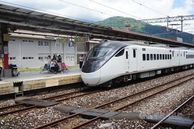 台鐵擬將EMU3000列車取代主跑東部的太魯閣號、普悠瑪號，交通部長王國材19日表示，EMU3000可增加4成座位數量，肩負尖峰時段運輸。中央社記者張祈攝 112年10月19日