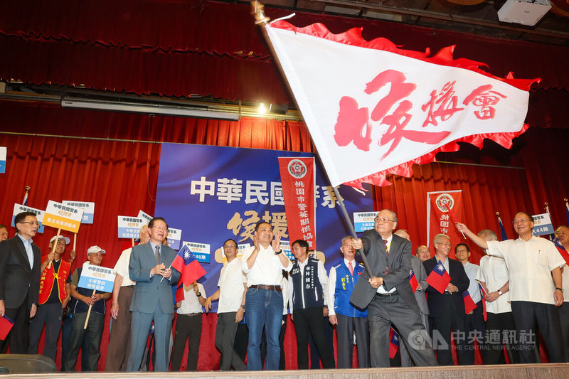 國民黨總統參選人侯友宜（前中）19日在台北出席中華民國警系挺侯後援總會成立大會，授旗給總會長蔡德輝（前右2）。中央社記者吳家昇攝  112年10月19日