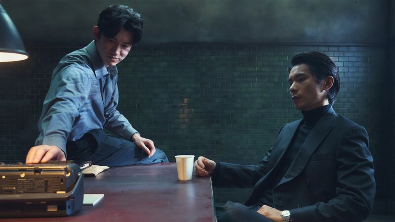 演員吳慷仁（左）在影集「模仿犯」中飾演檢察官，偵訊電視台主播姚淳耀（右）。（Netflix提供）