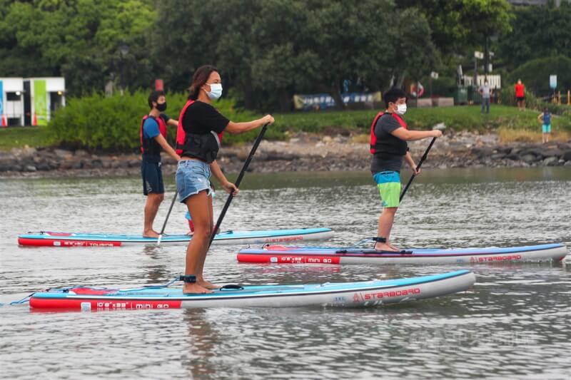 圖為民眾在新北市八里水上運動中心玩SUP立槳。（中央社檔案照片）