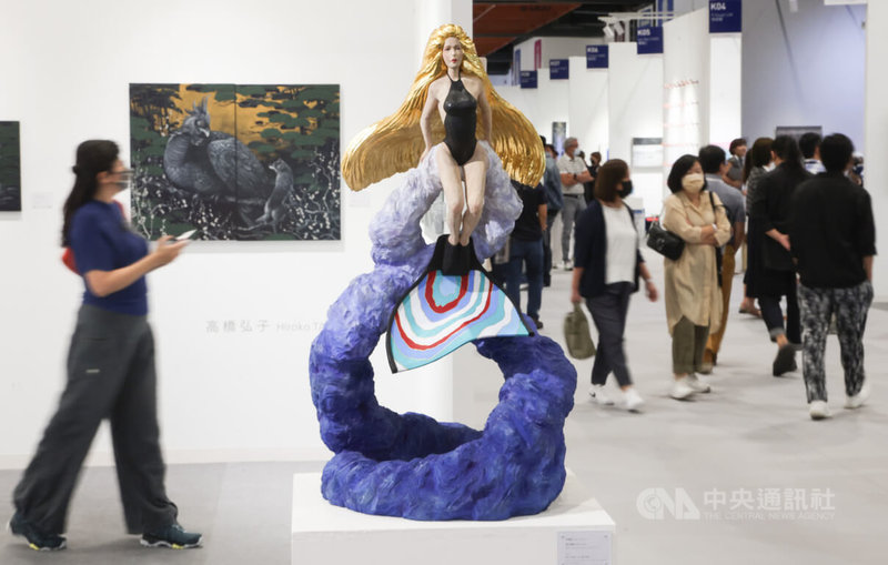 ART TAIPEI 台北國際藝術博覽會邁入30年，19日在世貿一館盛大舉辦第30屆藝博會開幕記者會並進行預展，吸引許多民眾到場參觀。中央社記者張新偉攝  112年10月19日