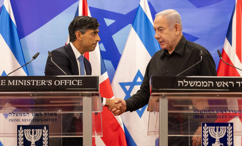 英國首相蘇納克（左）19日訪問以色列，與總理尼坦雅胡（右）舉行聯合記者會。尼坦雅胡說，以色列面對的是一場「長期戰爭」；蘇納克說，英國期盼以色列勝利。（英國首相府提供）中央社記者陳韻聿倫敦傳真  112年10月19日