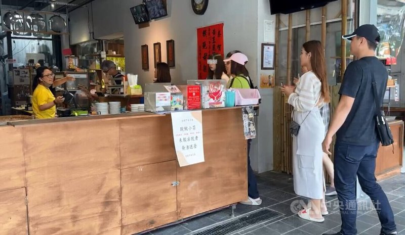 台東知名小吃「榕樹下米苔目」創辦人8月過世,親友決定暫時歇業;經過1個多月心情沉澱,19日重新拉起鐵門營業,要讓美味傳承下去。中央社記者盧太城台東攝 112年10月19日