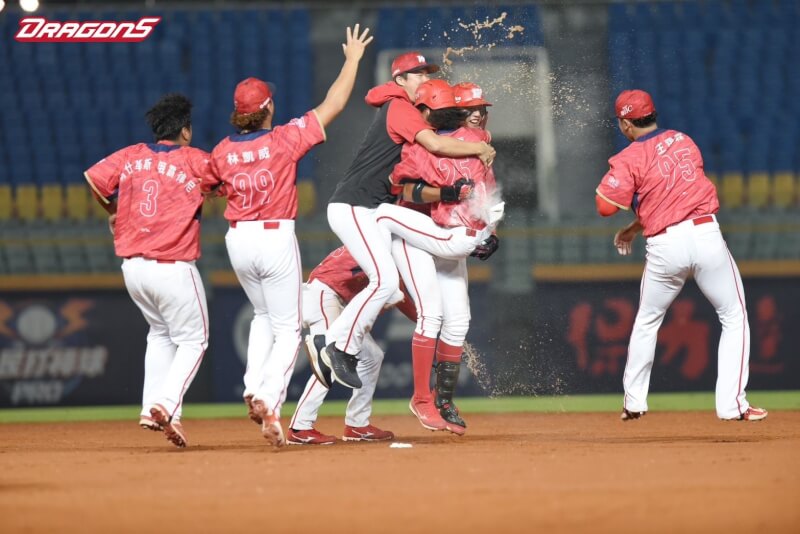 圖為味全龍14日比賽以7比6勝統一獅，隊員開心慶祝。（圖取自facebook.com/WC.DragonBaseball）