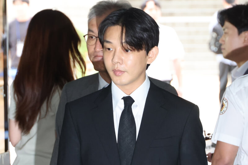 韓國演員劉亞仁（前中）因涉嫌吸毒，9月21日前往首爾中央地方法院接受審問。（韓聯社）