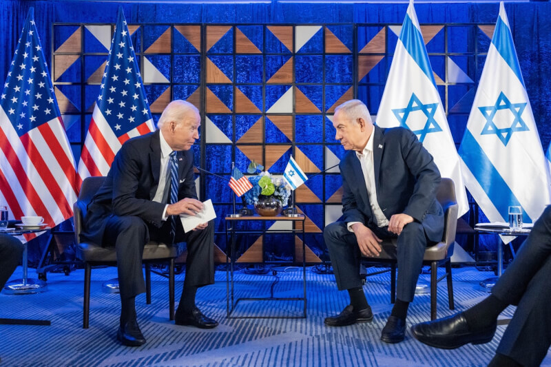 美國國務院一名高官近日辭職，抗議總統拜登政府持續向以色列提供軍援。圖為拜登（左）18日訪以色列會見以國總理尼坦雅胡（右）。（圖取自facebook.com/POTUS）