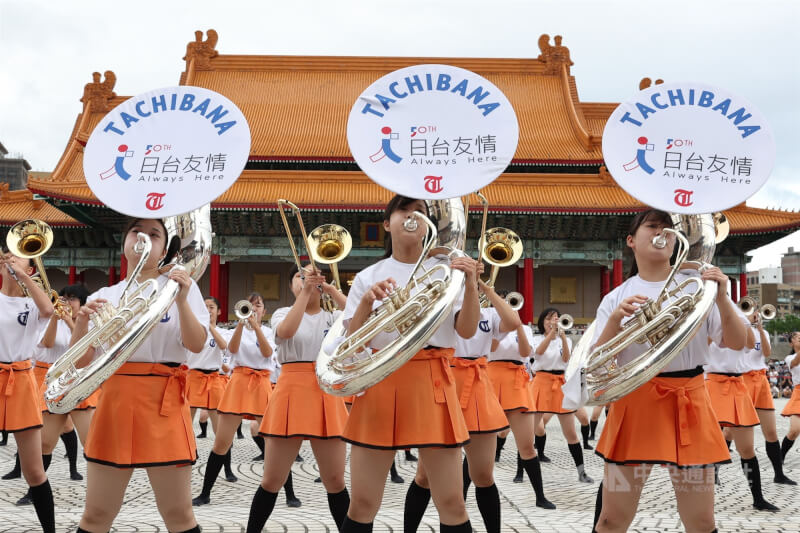 日本京都橘高校吹奏部去年國慶大會來台演出。圖為國慶大會前一日，橘高校在兩廳院演出。（中央社檔案照片）