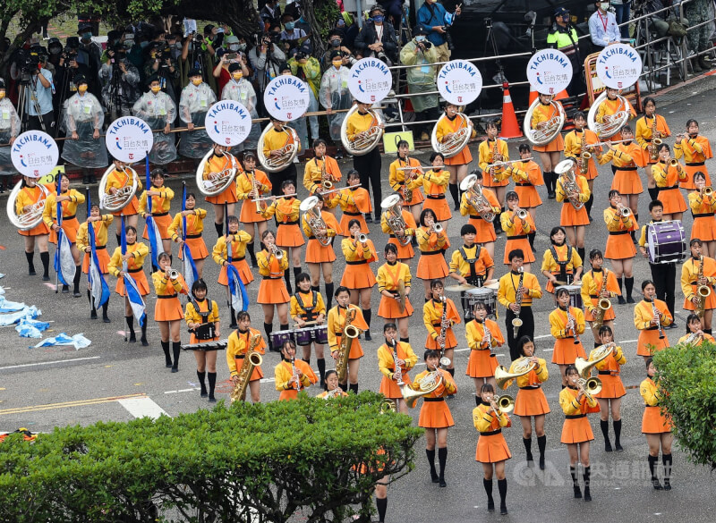 日本京都橘高校吹奏部去年國慶大會來台演出。（中央社檔案照片）