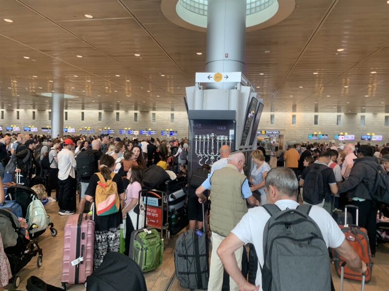 圖為10日以色列特拉維夫班古里昂國際機場大廳擠滿等待離境的觀光客。（讀者提供）