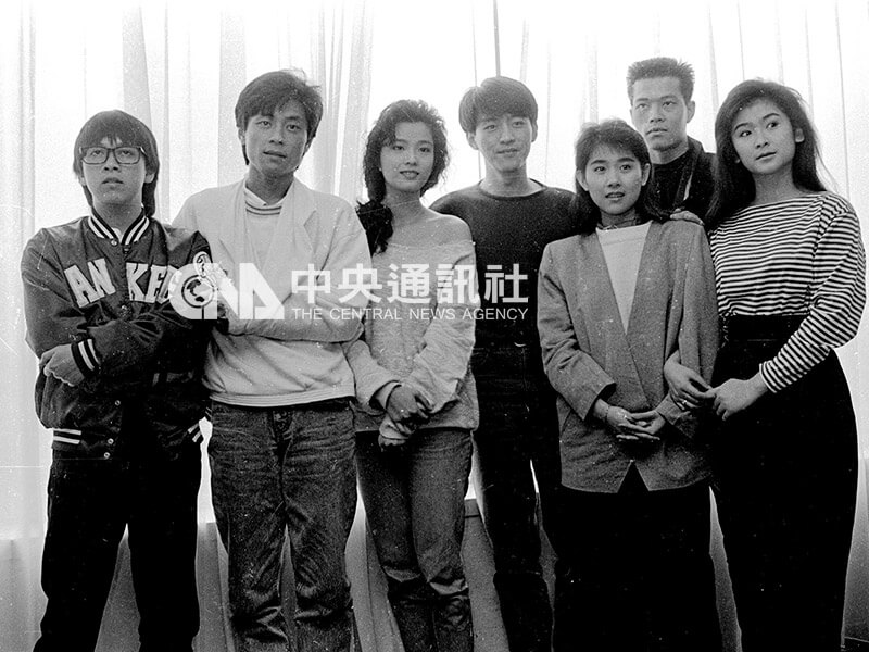 民國78年3月22日「七匹狼」全體演員在台北豪景酒店舉行記者會，為新片作宣傳。圖左起為張雨生、王傑、葉全真、庹宗華、馬萃如、何恭裕及金玉嵐。（中央社檔案照片）