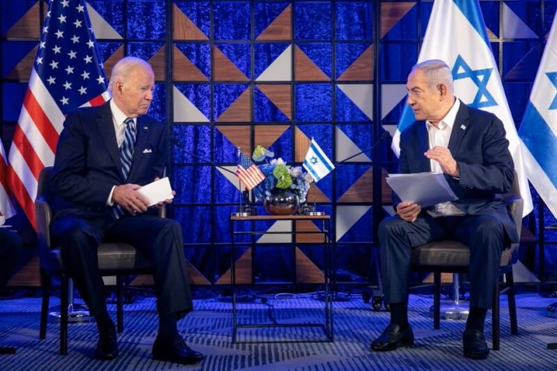 美國總統拜登（左）18日短暫訪問以色列會見以國總理尼坦雅胡（右）。（Miriam Alster/Pool via 路透社）