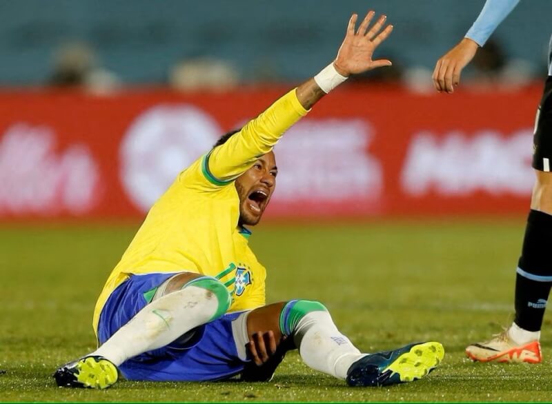 足球巨星內馬爾17日代表巴西隊參加比賽時受傷倒地，表情痛苦。（路透社）