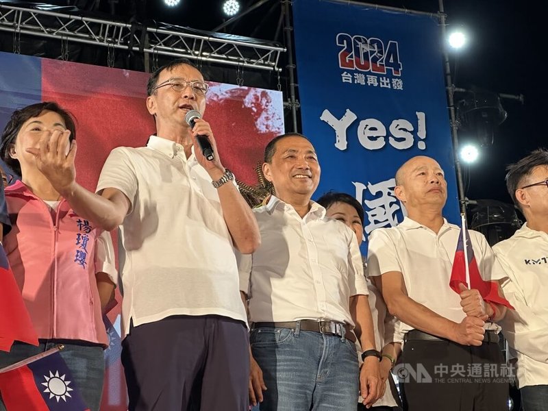 國民黨總統參選人侯友宜（左3）20日晚間在台中舉辦「來台中、挺友宜」造勢大會，黨主席朱立倫（左2）站台相挺。中央社記者趙麗妍攝 112年10月20日