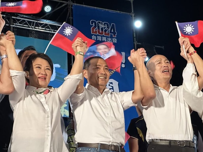 國民黨總統參選人侯友宜（中）20日在台中舉辦造勢大會，和台中市長盧秀燕（左）、前高雄市長韓國瑜（右）合體亮相。中央社記者趙麗妍攝 112年10月20日