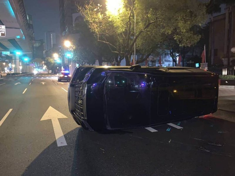 台中市西屯區文心路2段與大墩18街口20日凌晨發生事故，一輛租賃小客車擦撞分隔島翻覆後滑行再碰撞路燈桿，警方表示，將聯繫租賃車公司，並通知駕駛到案說明。（民眾提供）中央社記者郝雪卿傳真  112年10月20日