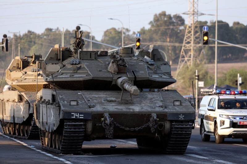 以色列軍隊坦克出現在以色列南部與加薩邊境的道路上。（路透社）