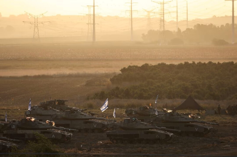 圖為以色列坦克集結在與加薩走廊的邊境。（路透社）