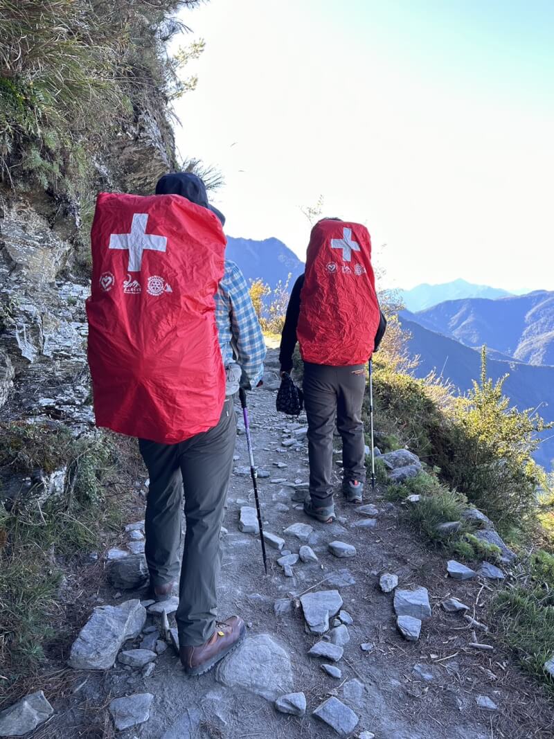 竹山秀傳醫院玉山醫療隊成員每週都背著10幾公斤的醫療設備與物資徒步上山。（圖取自facebook.com/csshowysnp）