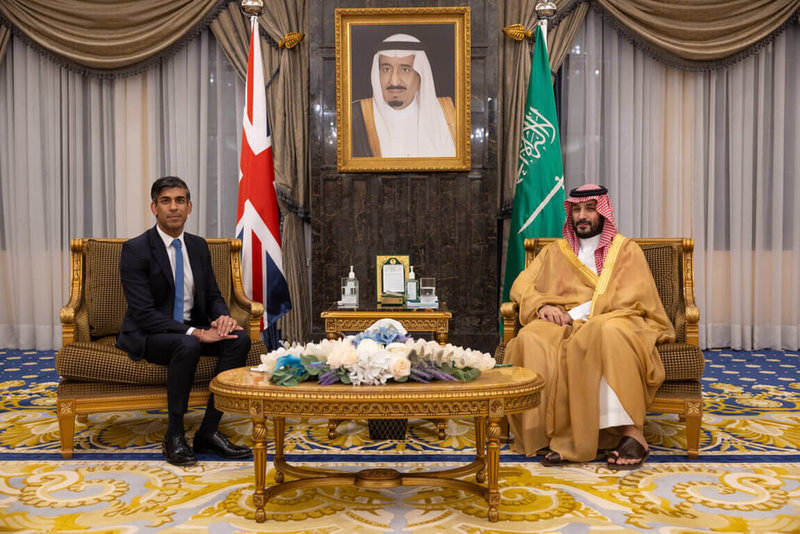 英國首相蘇納克（左）19日訪問沙烏地阿拉伯，與王儲穆罕默德．沙爾曼會晤。蘇納克敦促穆罕默德．沙爾曼運用沙國在區域內的領導力，促進中東地區現階段以及更長期的穩定。（英國首相府提供）中央社記者陳韻聿倫敦傳真 112年10月20日