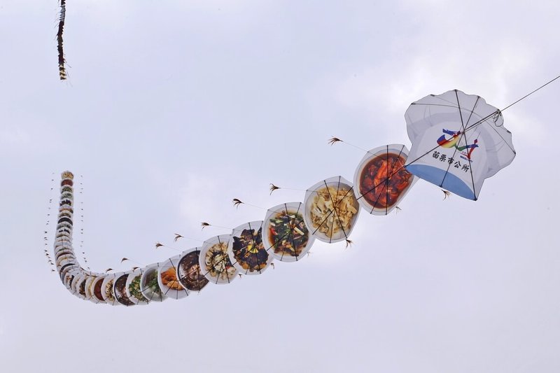 2023苗栗風箏文化暨客家美食節28、29日將在苗栗市河濱公園登場，20日搶先試飛長約72公尺的客家宴客料理串聯風箏為活動暖身。（苗栗市公所提供）中央社記者管瑞平傳真  112年10月20日