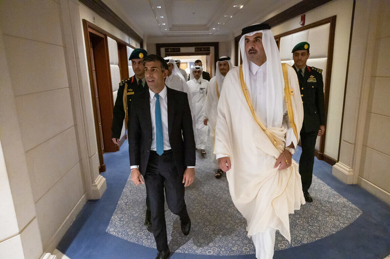 英國首相蘇納克（左）20日早上在沙烏地阿拉伯與卡達國王塔米姆（右）會晤，談及將人道救援物資儘快運抵加薩走廊的急迫性。（英國首相府提供）中央社記者陳韻聿倫敦傳真  112年10月20日