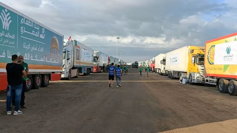 17日多輛載滿物資的卡車堵在埃及接壤加薩走廊的邊界，等待拉法關卡重新開啟。（路透社）