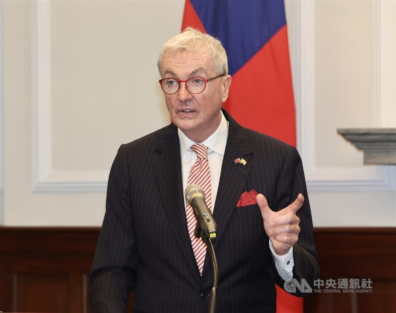 美國紐澤西州州長墨菲（Phil Murphy）（圖）20日到總統府拜會總統蔡英文表示，紐澤西的招商局將在台北設立第一個亞太經貿辦事處，新辦事處可為台灣與紐澤西長久長遠的關係提升到新的高度，也可強化數十年間帶來的經濟與文化連結。中央社記者張皓安攝 112年10月20日