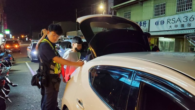 台中市大甲警分局日前盤查違停車輛，發現22歲林姓男子在菸盒中藏毒，車上的18歲陳姓女友則被查出是緊急協尋的失蹤人口。（民眾提供）中央社記者趙麗妍傳真  112年10月20日