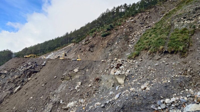 南橫公路向陽路段雪峰橋因颱風杜蘇芮豪雨造成路基流失，原計畫10月底完工通車，因後續颱風災情擴大，預計延後至11月30日通車。（關山工務段提供）中央社記者盧太城台東傳真  112年10月20日