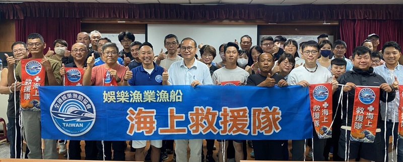 漁業署補助全國娛樂漁船協會辦理為期5天「娛樂漁業漁船緊急救護EMT訓練」20日結訓,受訓船員合影留念。(漁業署提供)中央社記者楊淑閔傳真 112年10月20日