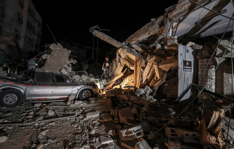 加薩走廊一座教堂19日遭空襲波及，相鄰建築物倒塌。（安納杜魯新聞社）