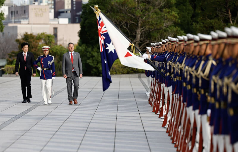 日本防衛大臣木原稔（左1）19日與澳洲副總理兼國防部長馬勒斯（左3）會談。（圖取自twitter.com/RichardMarlesMP）
