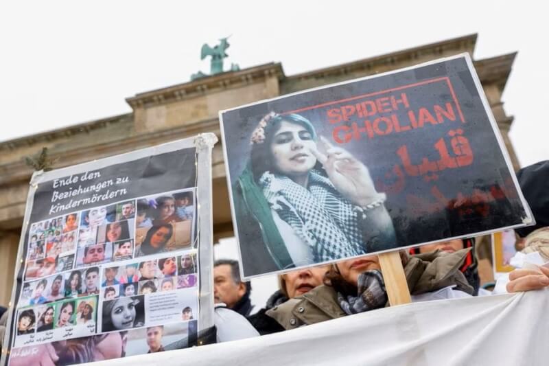 伊朗女子艾米尼遭宗教警察逮捕後去世，世界各地紛紛湧現抗爭。圖為德國柏林的示威人潮。（路透社）