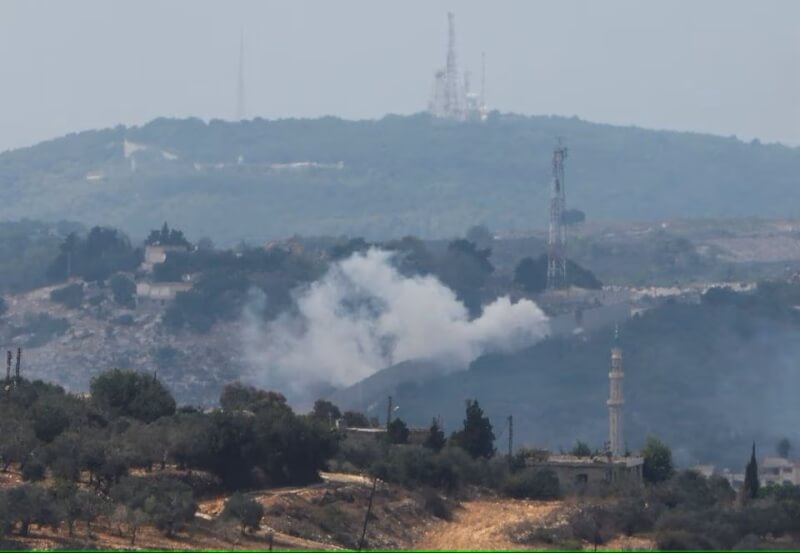 圖為黎巴嫩與以色列交界處的小鎮，11日在以色列攻擊後升起煙霧。（路透社）