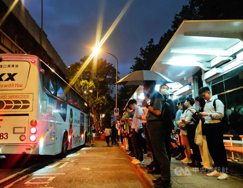 台塑集團20日改至內湖大樓辦公,台北市政府協調增加公車班次因應上、下班人潮。不過晚間下班尖峰時段候車人潮仍是頗為擁擠。中央社記者謝幸恩攝 112年10月20日