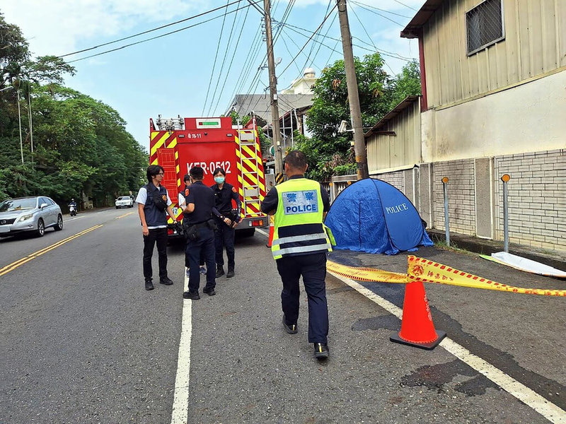 嘉義縣番路鄉21日發生重機車疑自撞電線桿起火事故，18歲羅姓騎士被壓在車下，逃生不及，已明顯死亡，後續交由轄區員警處理。（嘉義縣消防局提供）中央社記者黃國芳傳真  112年10月21日