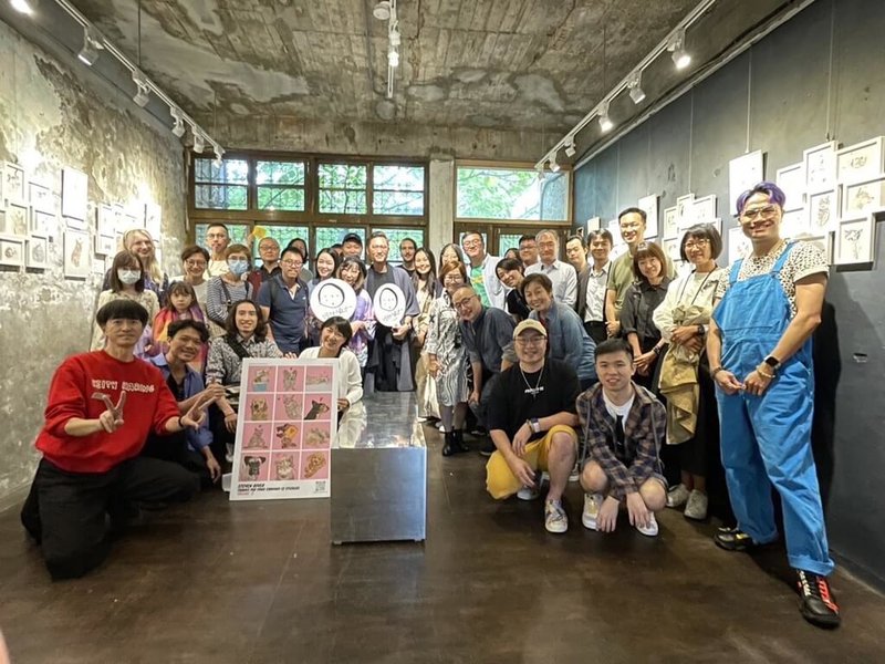 香港藝術家何世光（中間灰衣者）21日在台灣舉行個展，展出包含以寵物為題材創作手繪插畫，表達對於寵物關懷與尊重，感謝牠們陪伴。（台港經濟文化合作策進會提供）  中央社記者吳柏緯傳真  112年10月21日