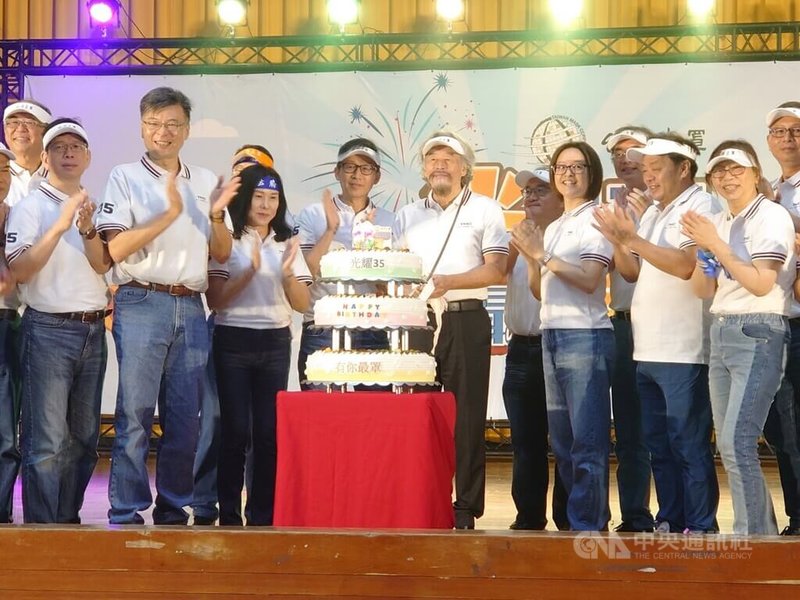 台灣光罩21日與集團企業在中華大學舉行35周年集團家庭日活動,執行長吳國精(前右4)率經營團隊切蛋糕,慶祝成立35周年。中央社記者韓婷婷攝 112年10月21日