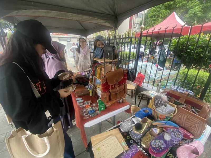 台北清真寺發起「與加薩人民站在一起」慈善市集，21日一早即有不少人潮湧入，觀賞攤販所展售的商品。中央社記者吳欣紜攝  112年10月21日