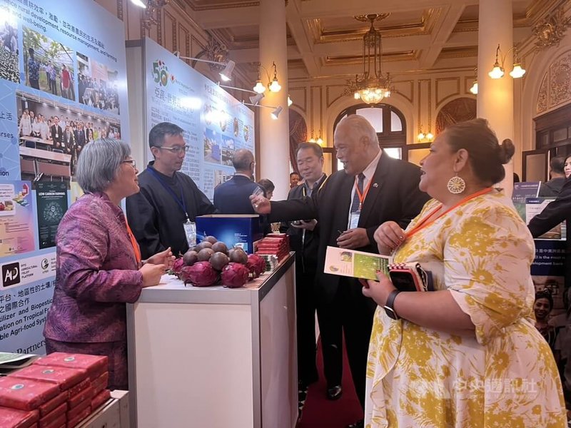 亞洲太平洋地區糧食與肥料技術中心 （FFTC）以贈送新鮮火龍果、百香果來介紹台灣參與情況。中央社記者黃雅詩攝  112年10月21日