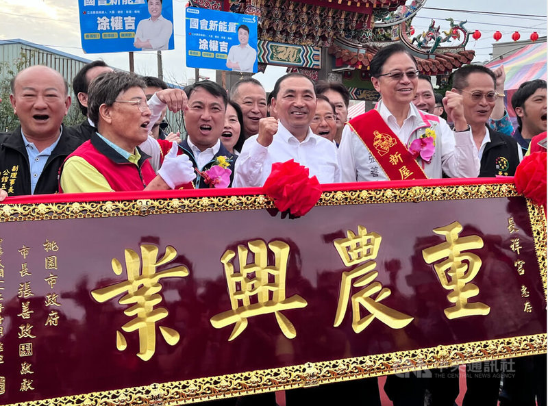 國民黨總統參選人侯友宜（前左4）21日在桃園市長張善政（前左5）陪同下，至桃園市新屋長祥宮參拜。中央社記者葉臻攝  112年10月21日