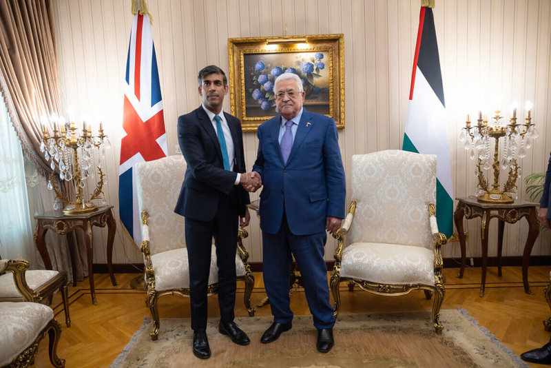 英國首相蘇納克（左）20日在埃及首都開羅與巴勒斯坦自治政府領導人阿巴斯（右）會晤，重申支持以色列和巴勒斯坦各自作為主權完整獨立國家並存的「兩國方案」。（英國首相府提供）中央社記者陳韻聿倫敦傳真 112年10月21日