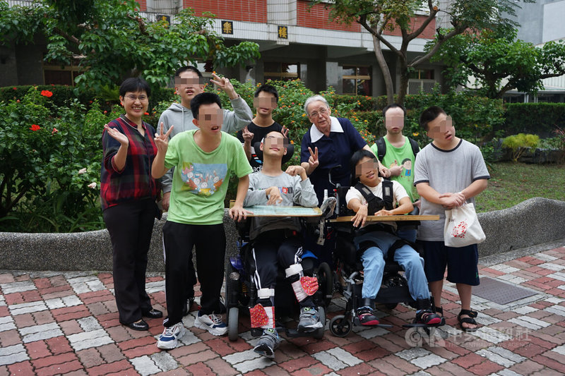 德國籍宣教士顧美玲（後右3）在花蓮畢士大教養院陪伴身心障礙院生35年，孩子們都稱呼她「顧媽媽」，很多都是從嬰兒時期拉拔到30多歲，可自立生活。畢士大院長戴孟蓁（左）也是重要幕後功臣。中央社記者張祈攝  112年10月21日