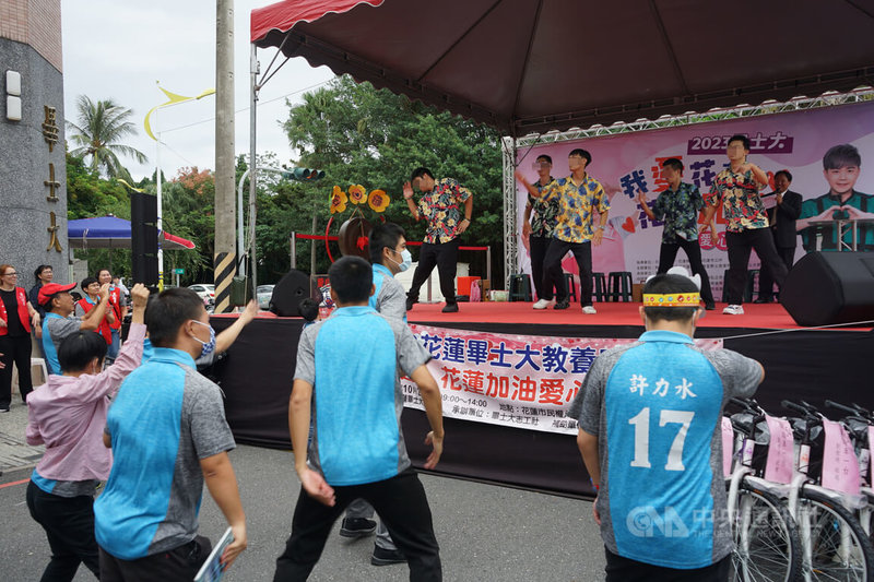 花蓮畢士大教養院收留身心障礙者，提供院生安穩住宿環境、教育及工作機會，院方21日舉辦愛心園遊會，院生大方在台上展現舞蹈。中央社記者張祈攝  112年10月21日