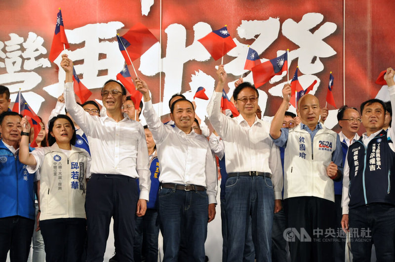 國民黨總統參選人侯友宜（前右4）的桃園市競選總部21日晚間舉行成立大會，前高雄市長韓國瑜（前右2）、桃園市長張善政（前右3）及國民黨主席朱立倫（前右5）皆到場站台。中央社記者葉臻攝 112年10月21日