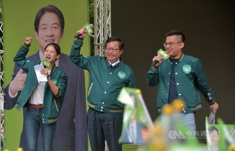 新北市立委選舉第八選區「賴清德吳崢聯合競選總部」成立大會21日在中和區舉行，行政院副院長鄭文燦（中）到場助講推薦。中央社記者黃旭昇新北攝 112年10月21日