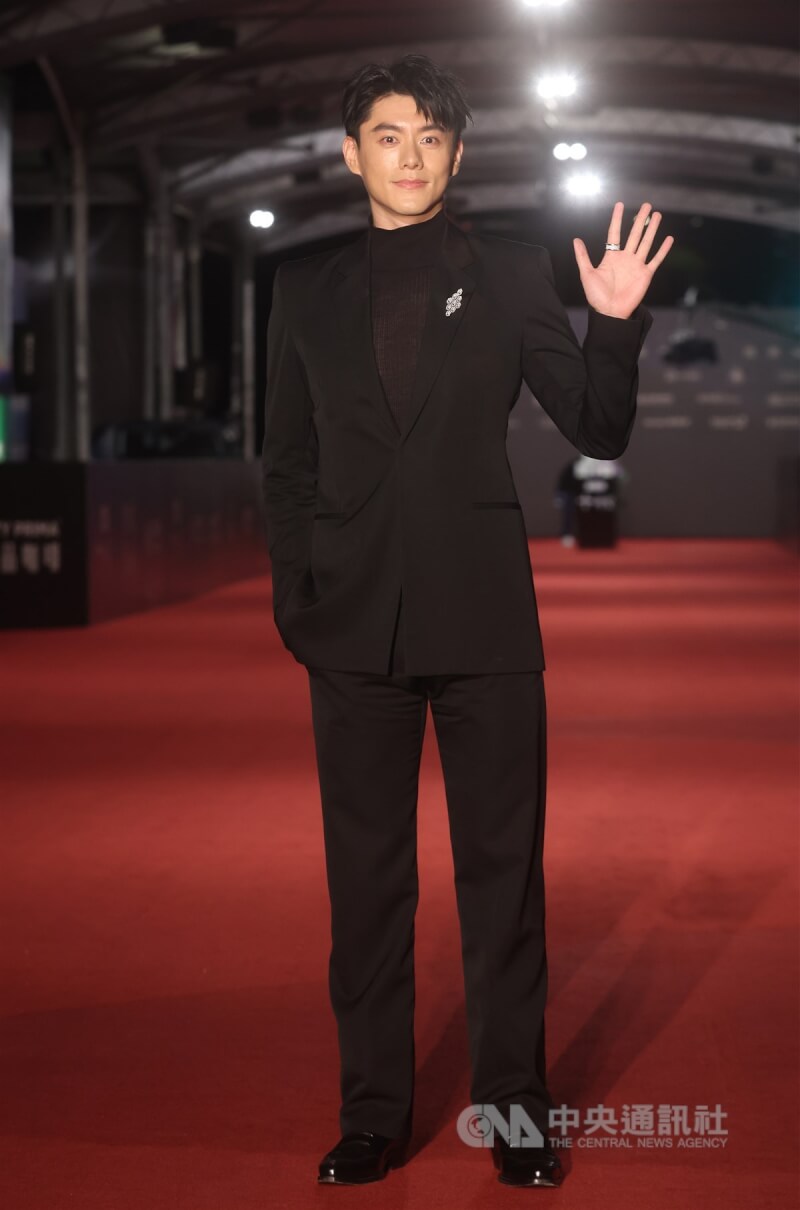 入圍迷你劇集男主角獎的演員李程彬以一套黑色系西裝帥氣登紅毯。中央社記者張新偉攝 112年10月21日