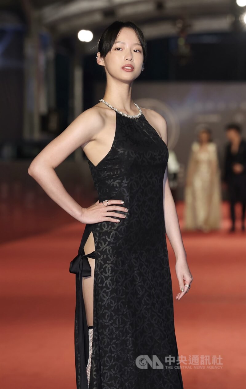 王渝屏將角逐戲劇節目女配角獎,以一身側面高衩深色禮服優雅亮相。中央社記者趙世勳攝 112年10月21日